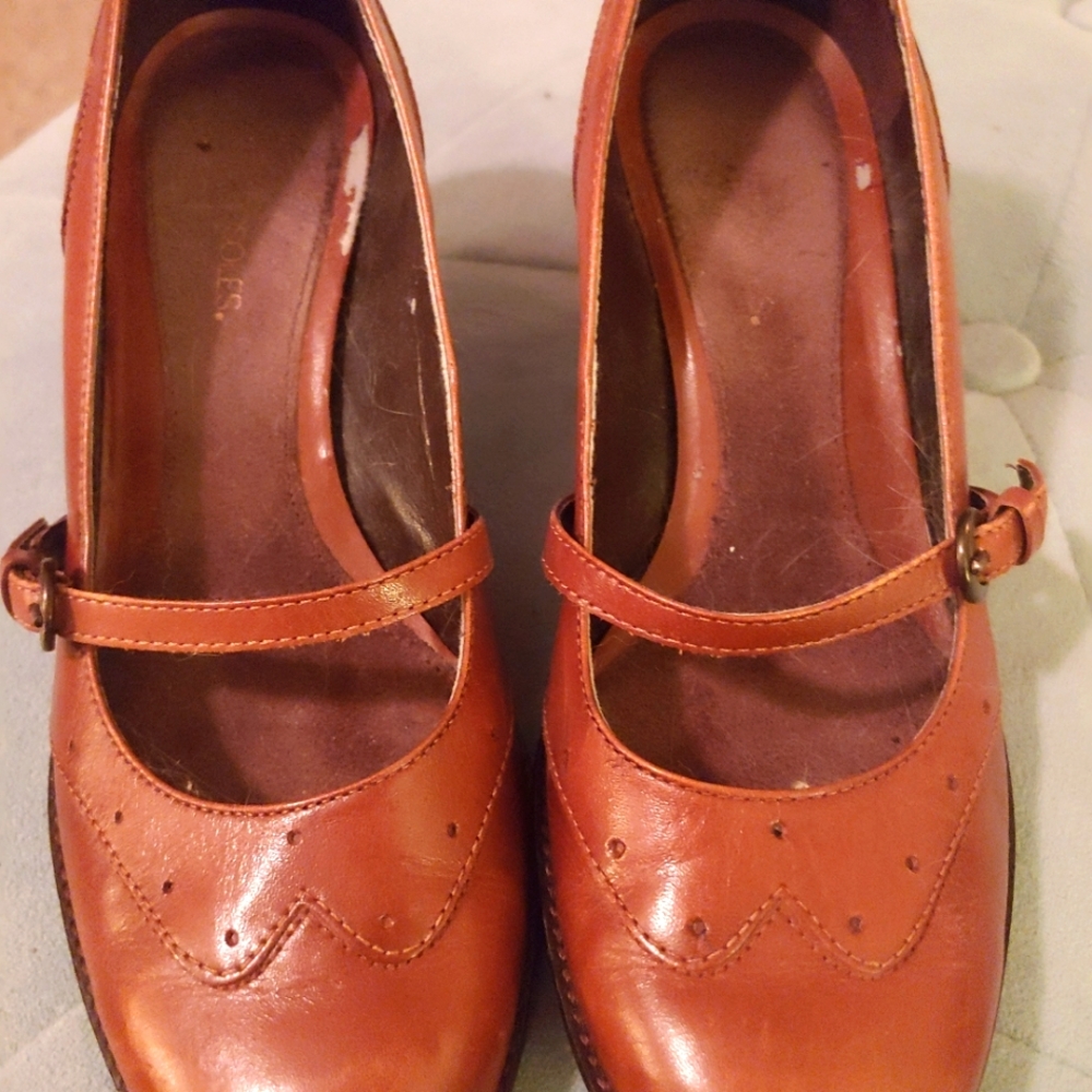 DONATING TODAY Aerosoles wing tip Mary Jane 2" heels